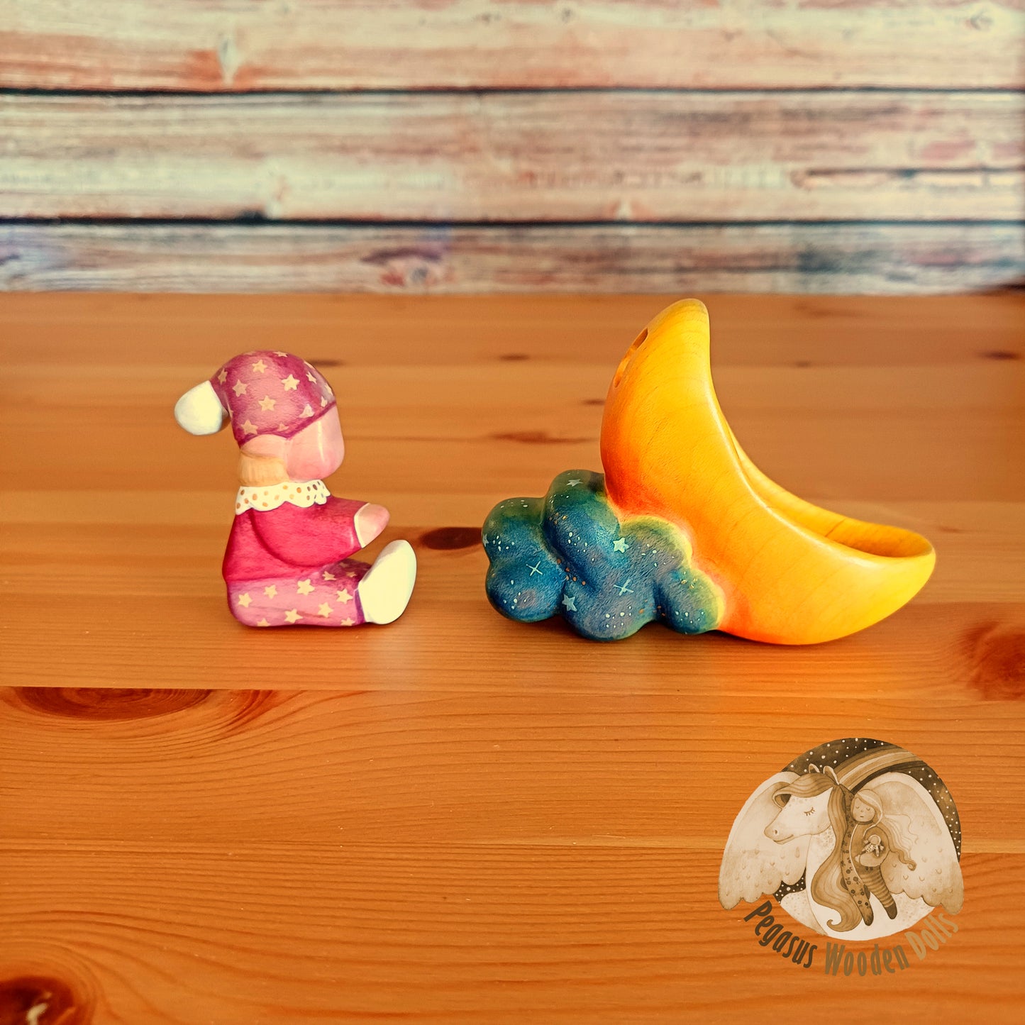 Wooden Dreaming baby in moon (blonde)